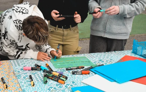 Groupe d'enfants qui écrivent leurs souhaits lors du premier temps fort à Kerlivio